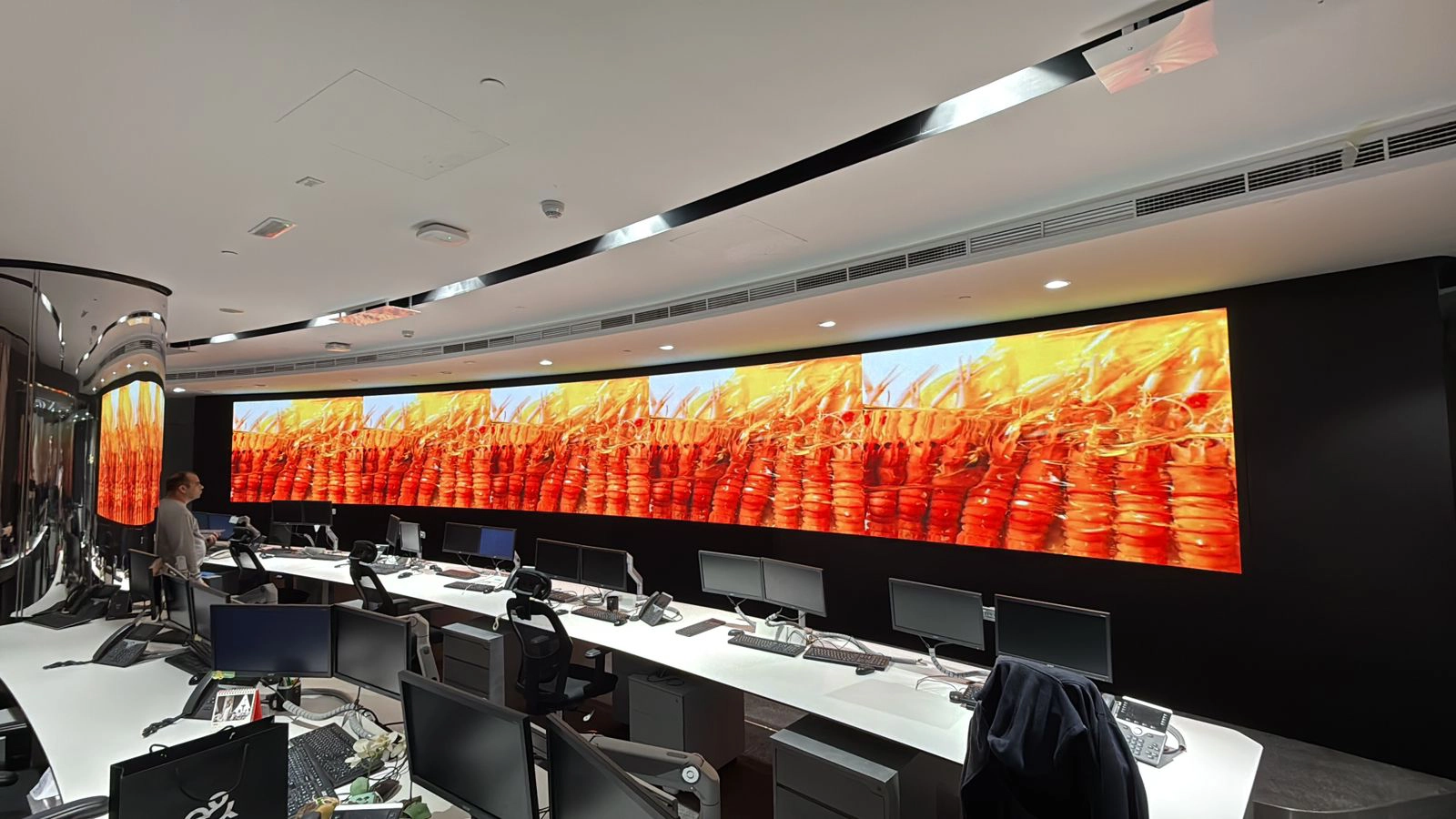 Indoor concave curved flexible COB LED display modules, seamless bending LED screen for control room command center